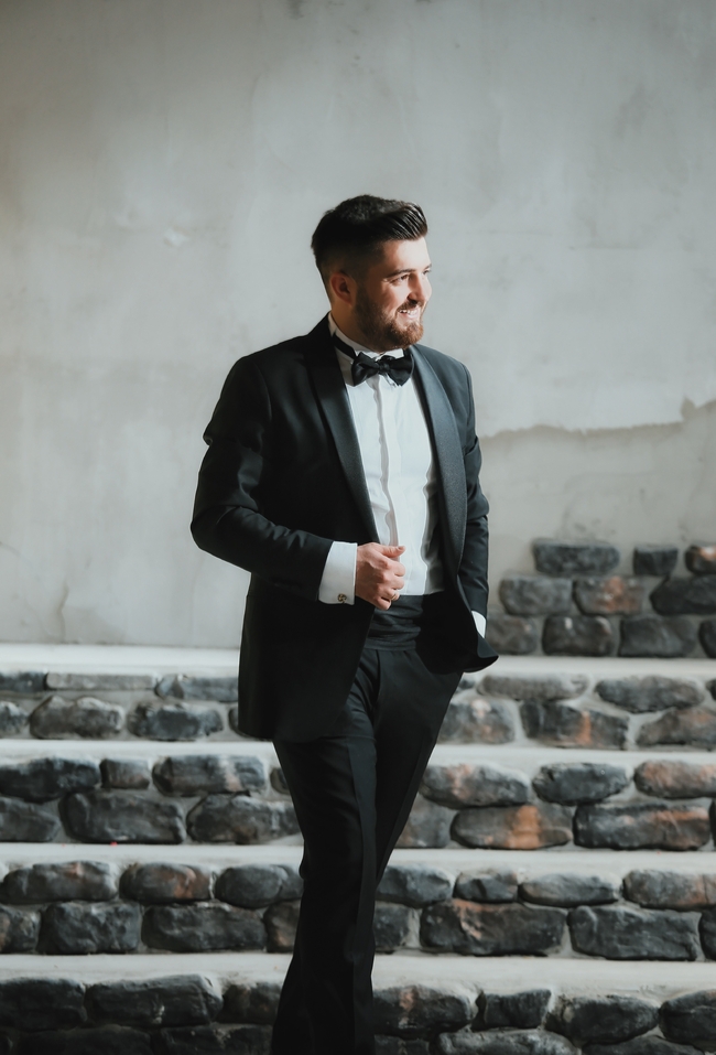 穿着黑色西装礼服的新郎帅哥图片