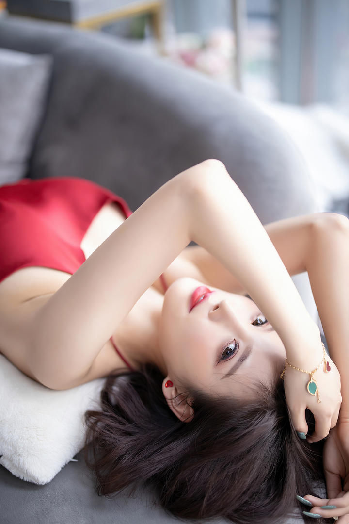 躺在沙发上的宅男女神杨晨晨超高清美女图片