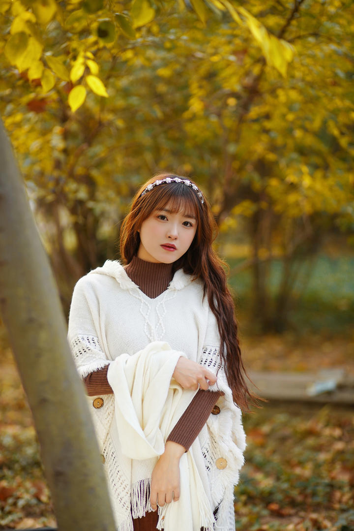 秋日树林中的清纯女孩唯美摄影壁纸图片大全
