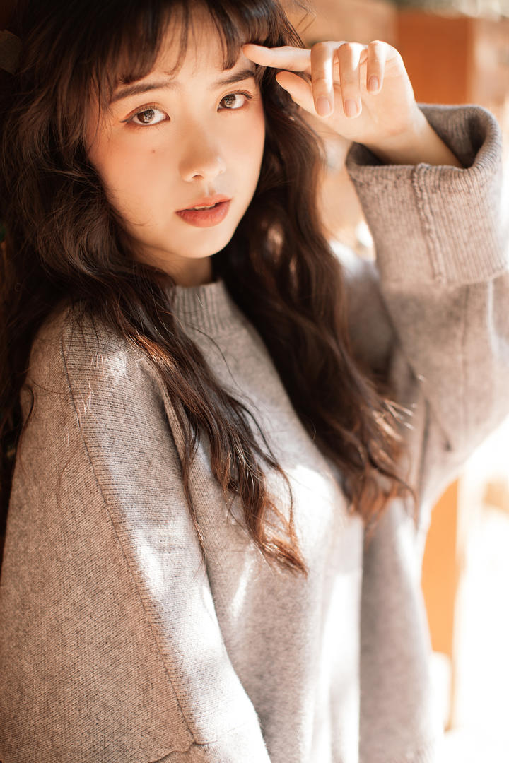 穿灰色毛衣的清纯女生头像黄子卿高清写真图片