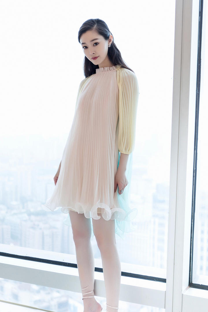 玻璃窗前的中国美女明星宋轶高清写真