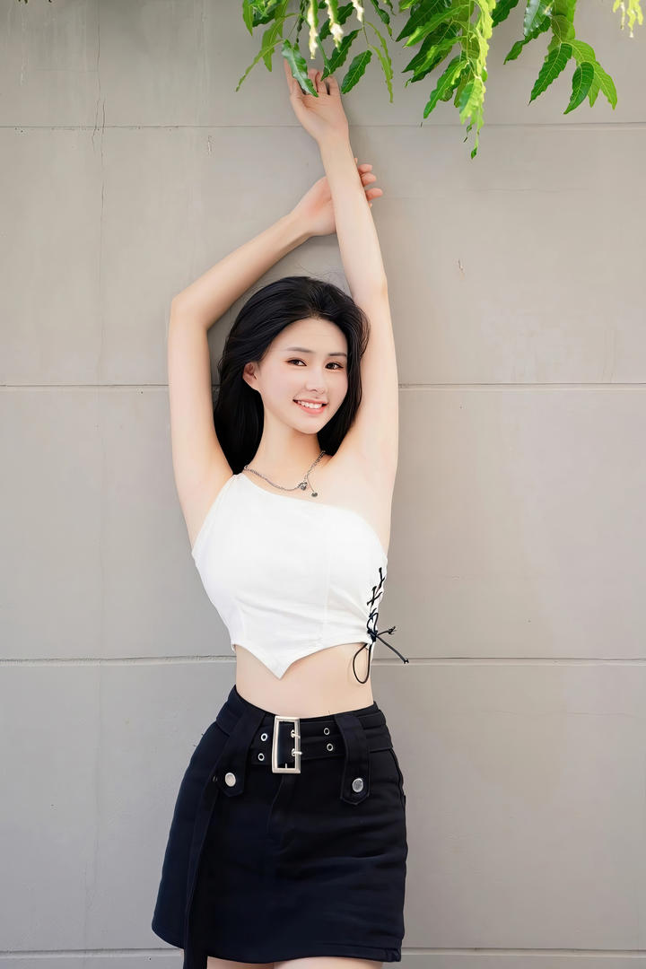 身材苗条的超短裙美女网红街拍图片