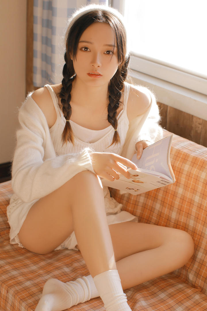 看书的小清新女生头像图片