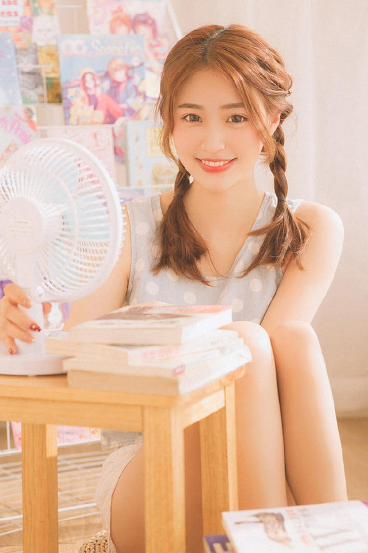 吹着风扇的清纯气质美女写真