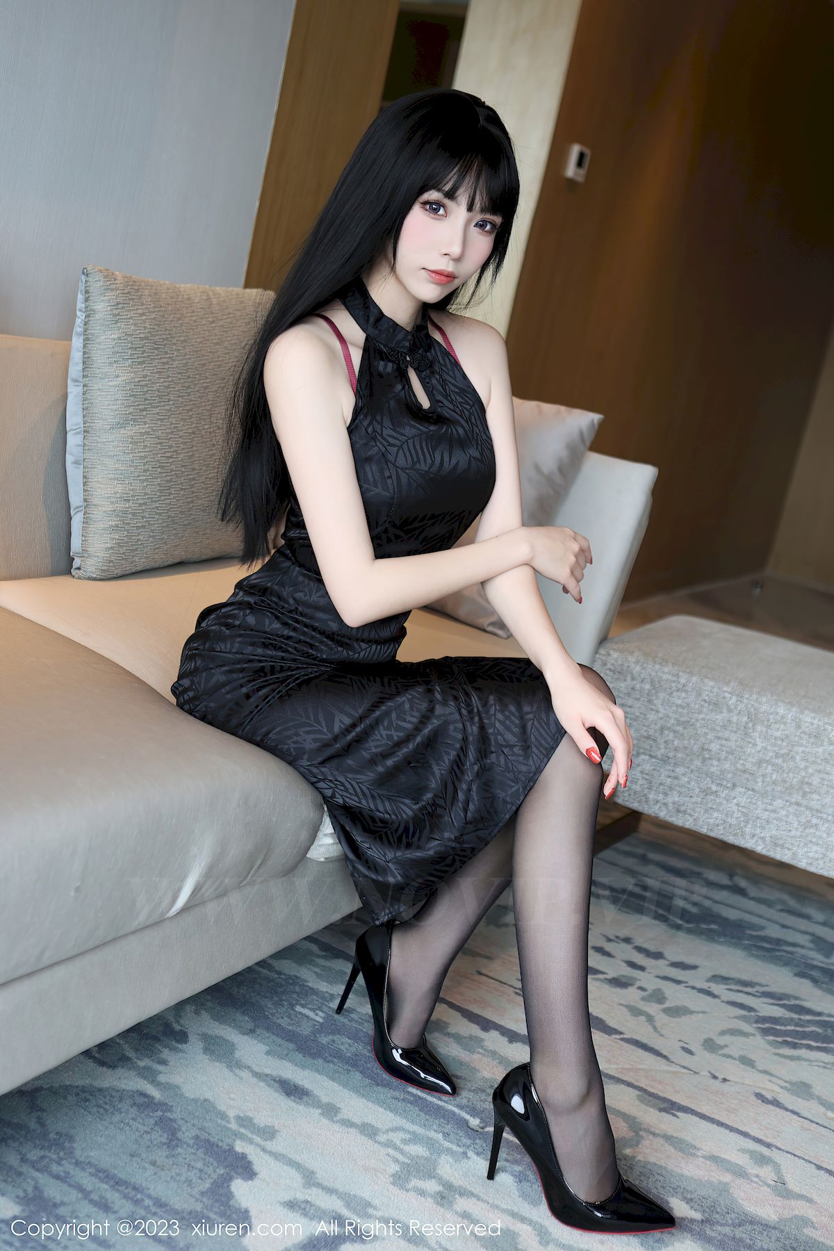 秀人网美女模特江七七深色旗袍搭配魅惑黑丝首套写真