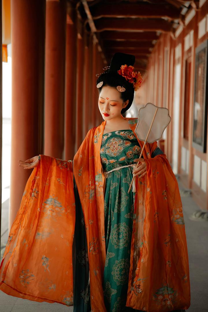 穿着华丽的长裙唐朝古装美女写真图片