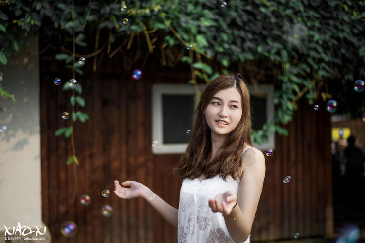 喜爱泡沫的清新姑娘