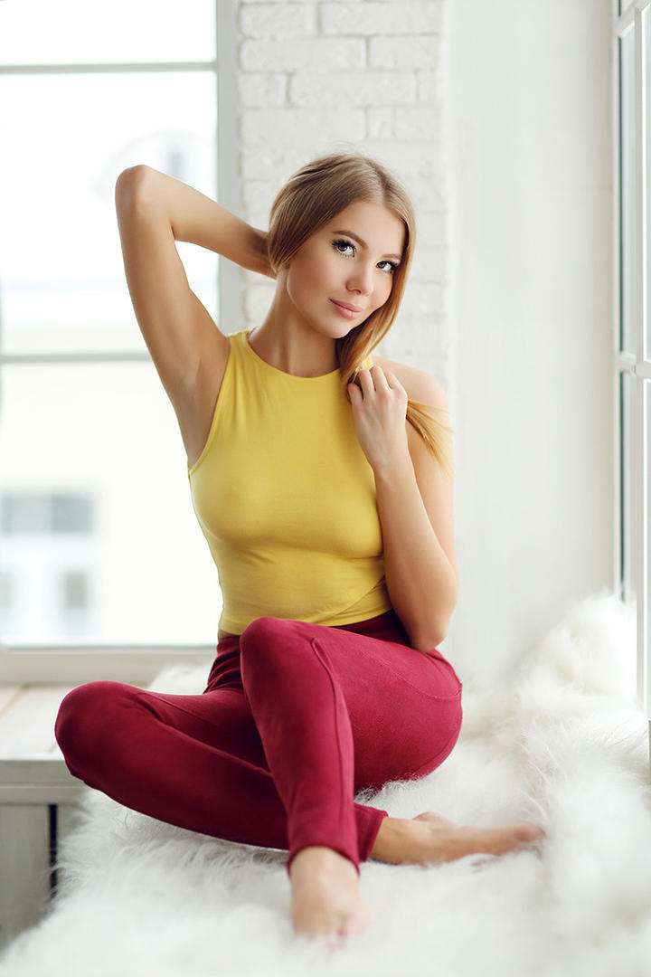 坐在床上的欧美金发美女写真