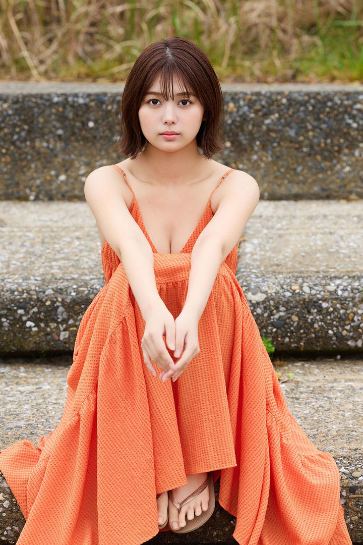 亚洲美少女户外写真图片