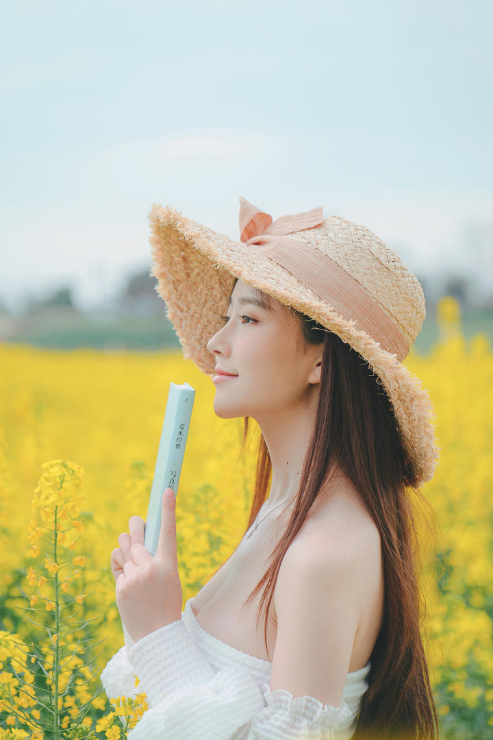 花园里的清纯甜美女孩高清人像写真图片