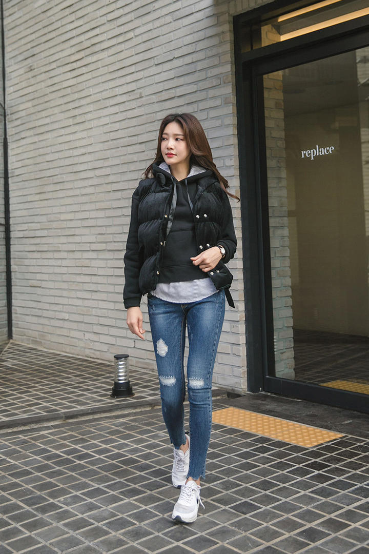 穿着牛仔裤的韩国牛仔裤美女写真图片