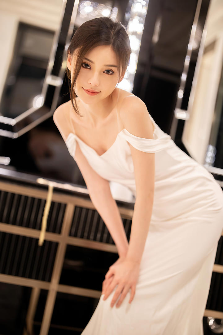 微微弯腰的气质美女小夕穿着吊带长裙性感写真套图