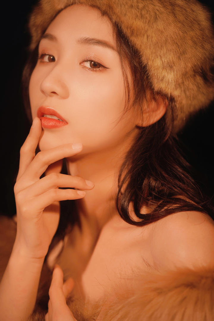 眼神挑逗的红唇美女主播个人艺术写真图片