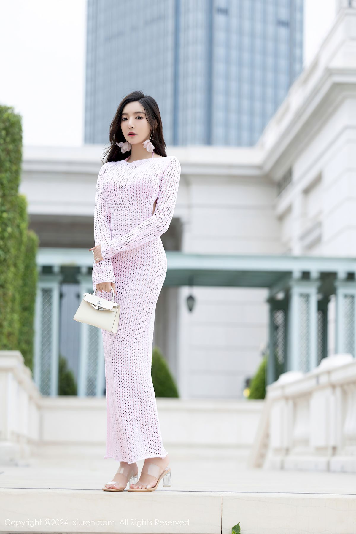 秀人网女神王馨瑶yanni粉色连衣长裙撩人心怀性感写真