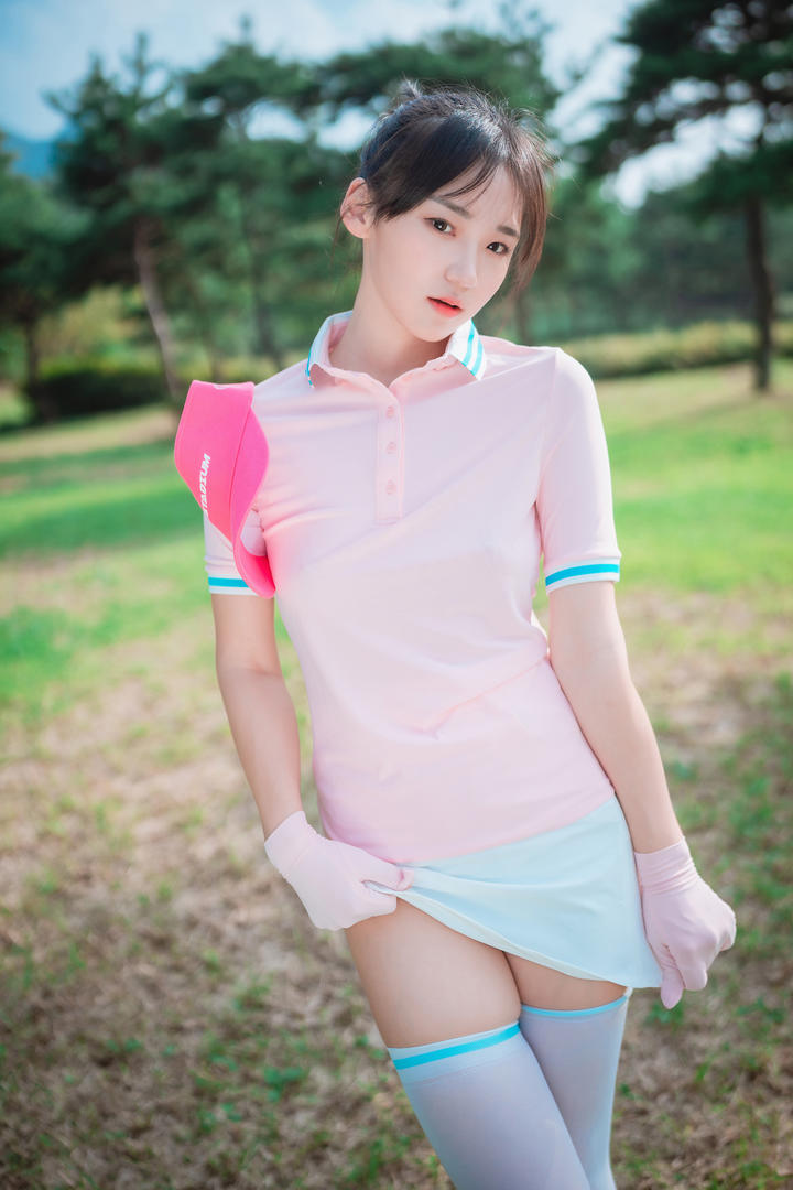 韩国美女打高尔夫球