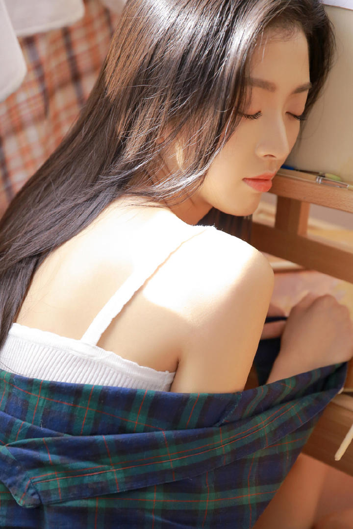 脱下格纹上衣露出白皙香肩的美女写真集
