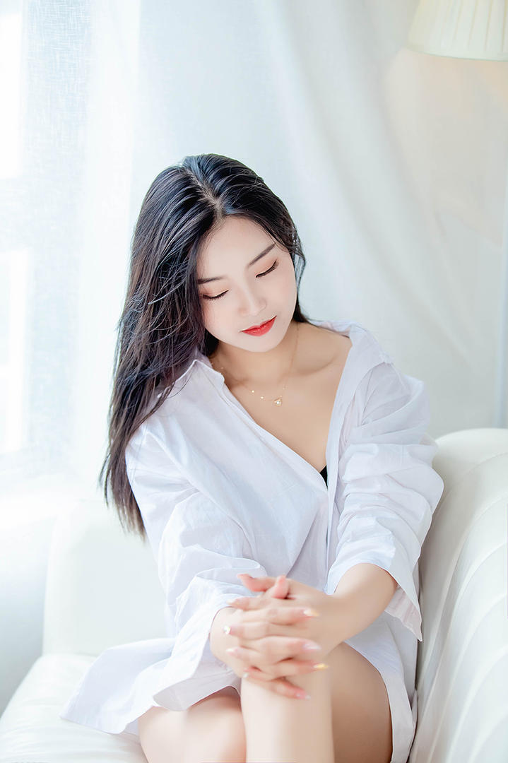 唯美白衬衣清纯美女悠闲写真图片