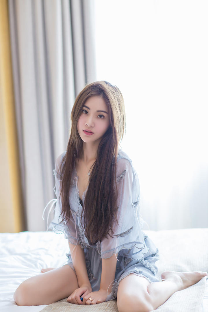 坐在床上的极品清纯美女写真
