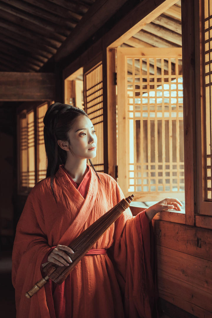 站在窗户边的古装美女古风壁纸图片下载