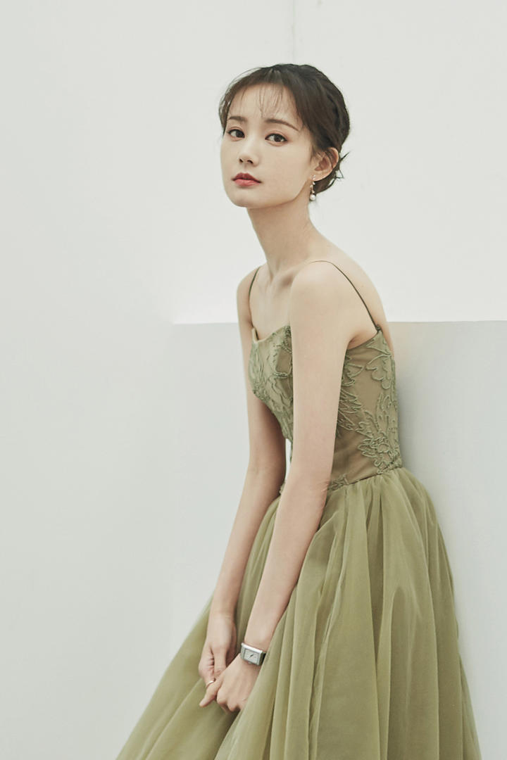 穿着长裙的美女明星李一桐写真