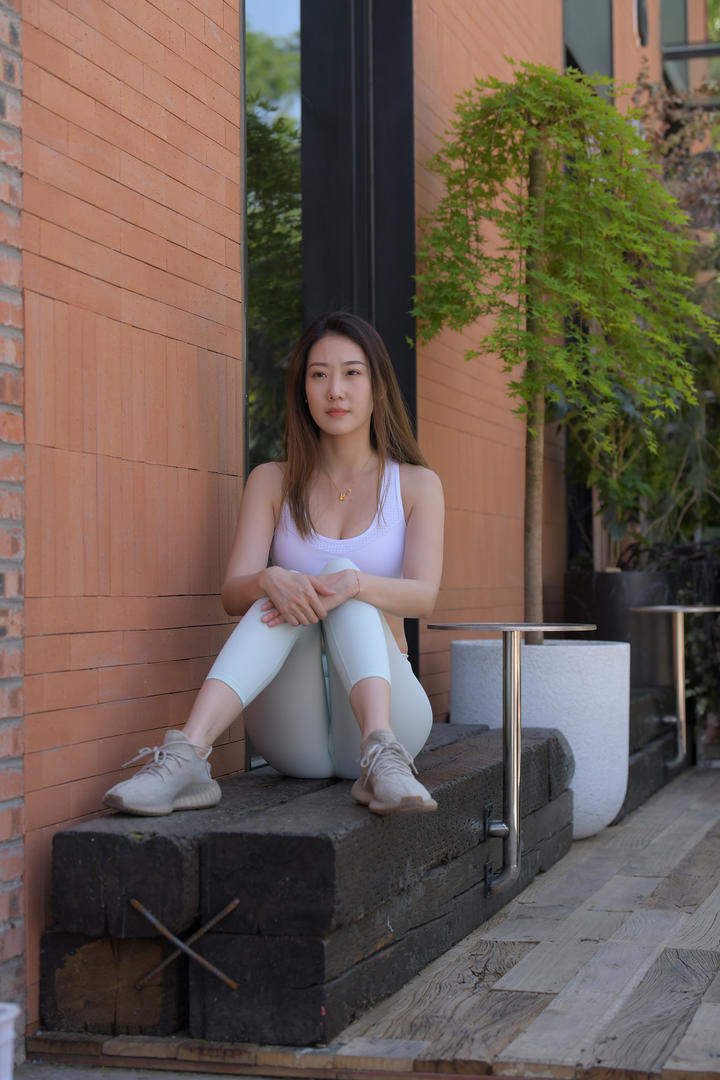 国产3A街拍紧身瑜伽裤美女写真图片