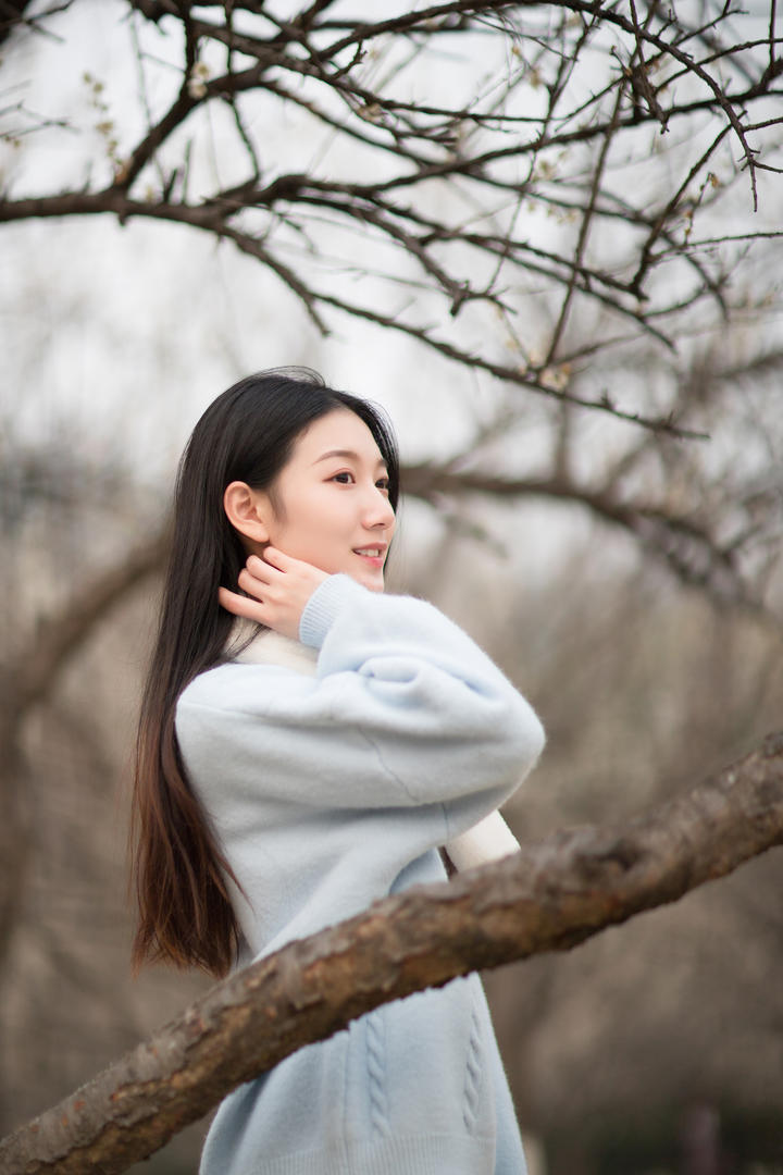 拨弄头发的唯美女生头像晓洁户外写真图片