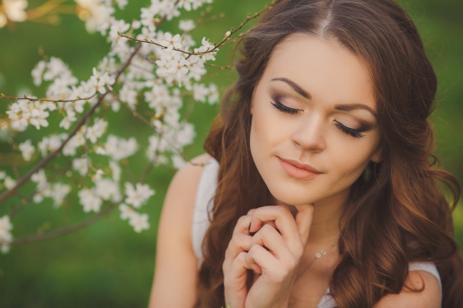 闭着双眼的美女图片