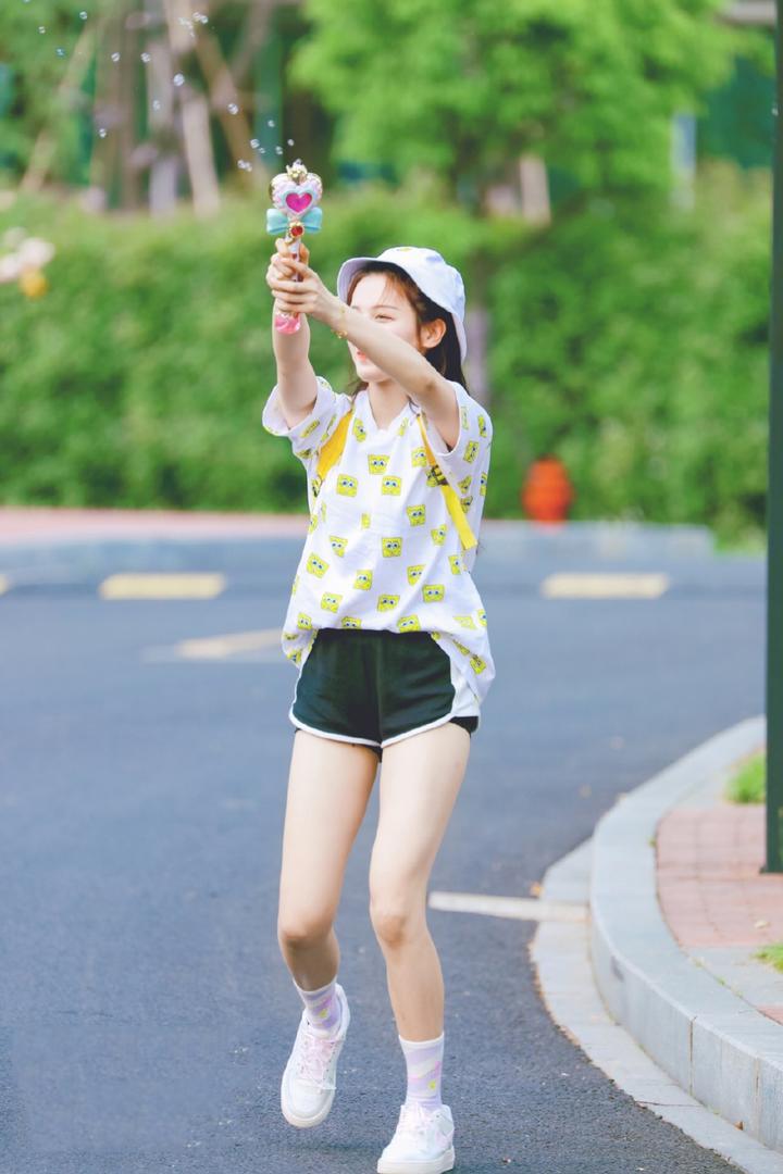 极品女神杨超越街头玩泡泡机大秀白皙长腿写真图片