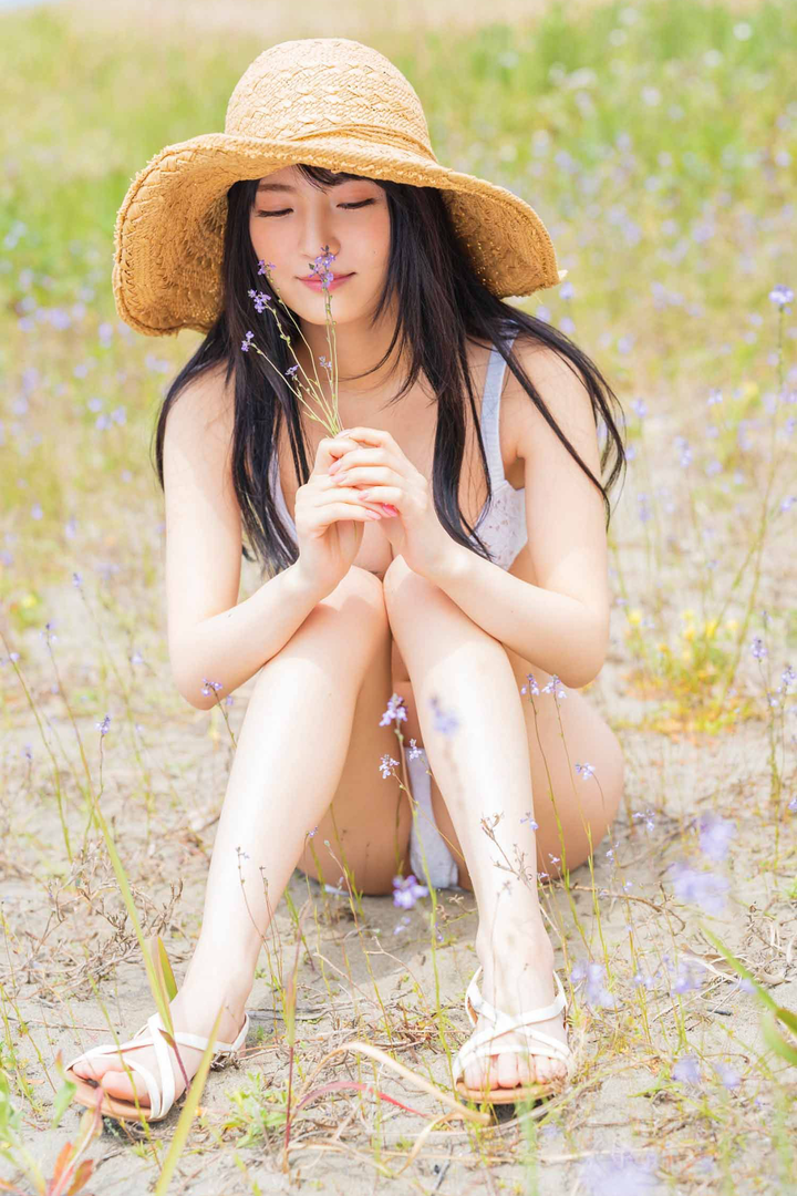 戴着草帽的日本美女户外人体摄影图片