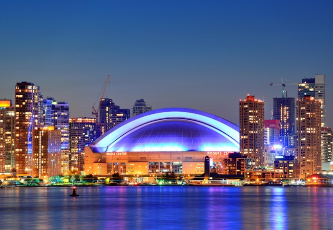 滨海城市建筑夜景摄影图片