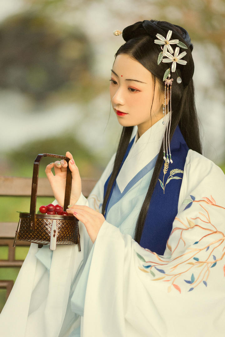 恬静温柔的古装美女图片大全