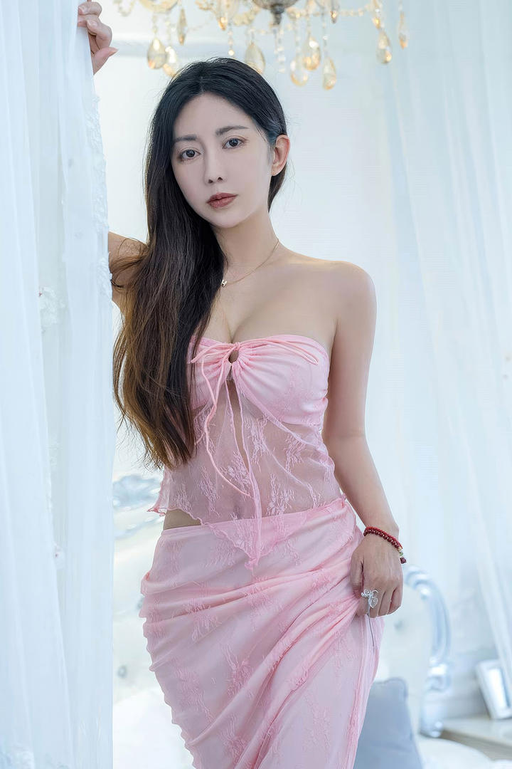 穿粉色透明长裙的气质美女佳丽个人私拍写真图片