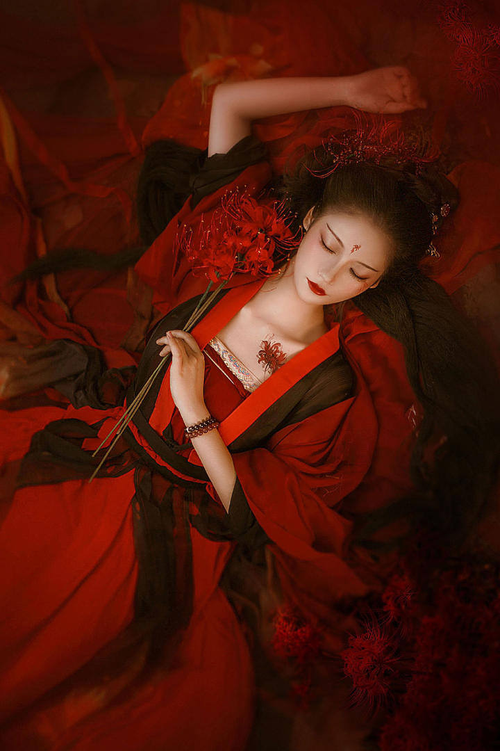 红色古风汉服美女美艳动人写真图片