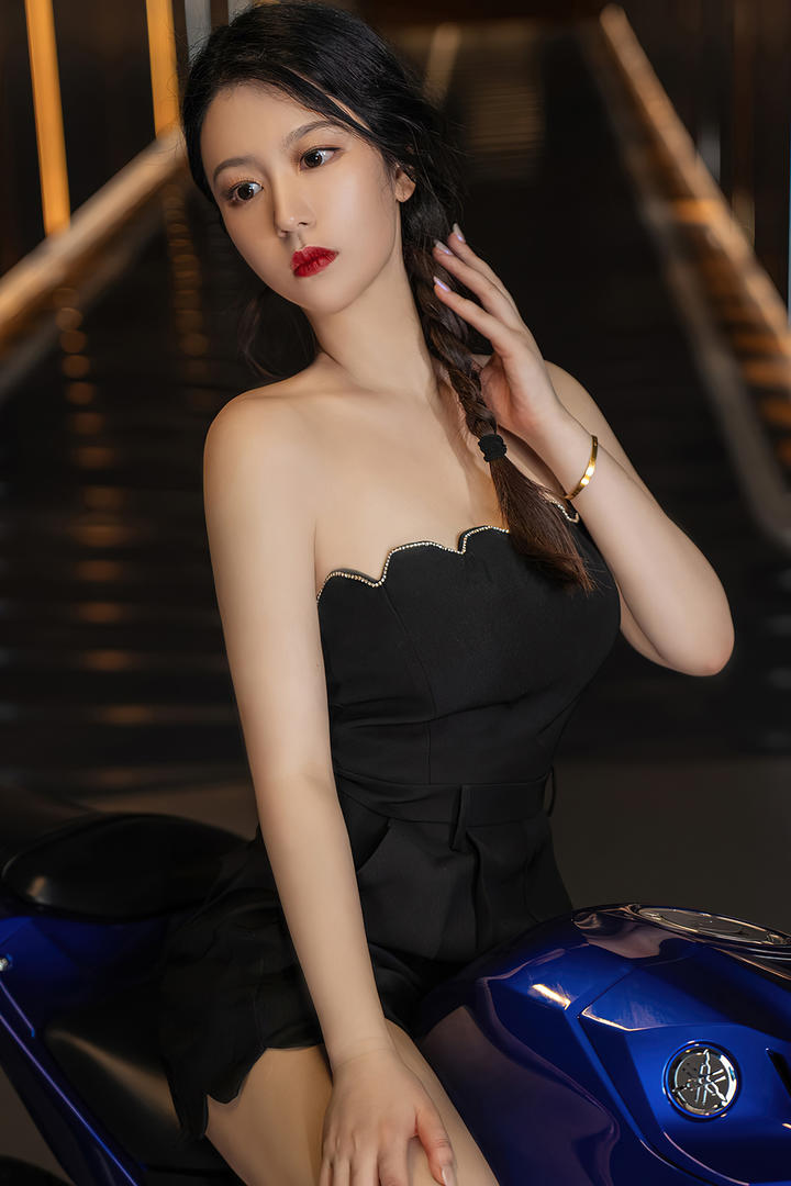 性感红唇美女车模大胆高清写真图片
