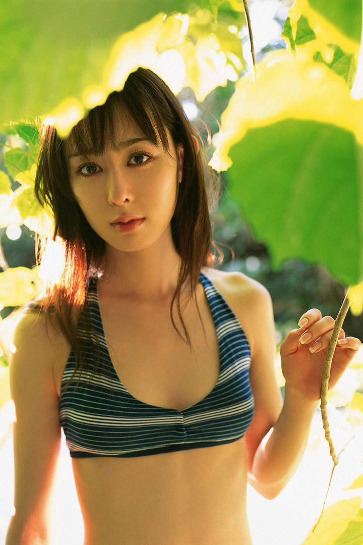 站在树叶下的日本清纯泳装美女图片大全