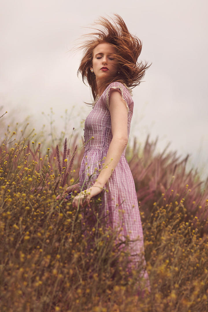 发型凌乱的欧美女神摄影图片