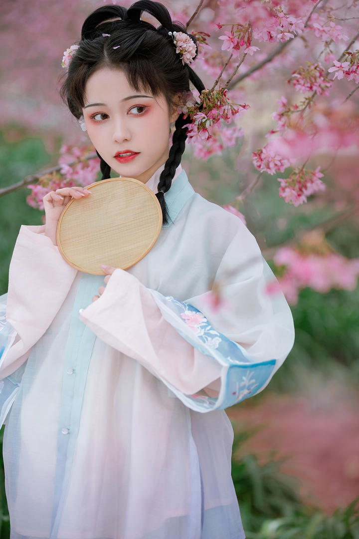 樱花树下的清纯古风美女意境壁纸图片