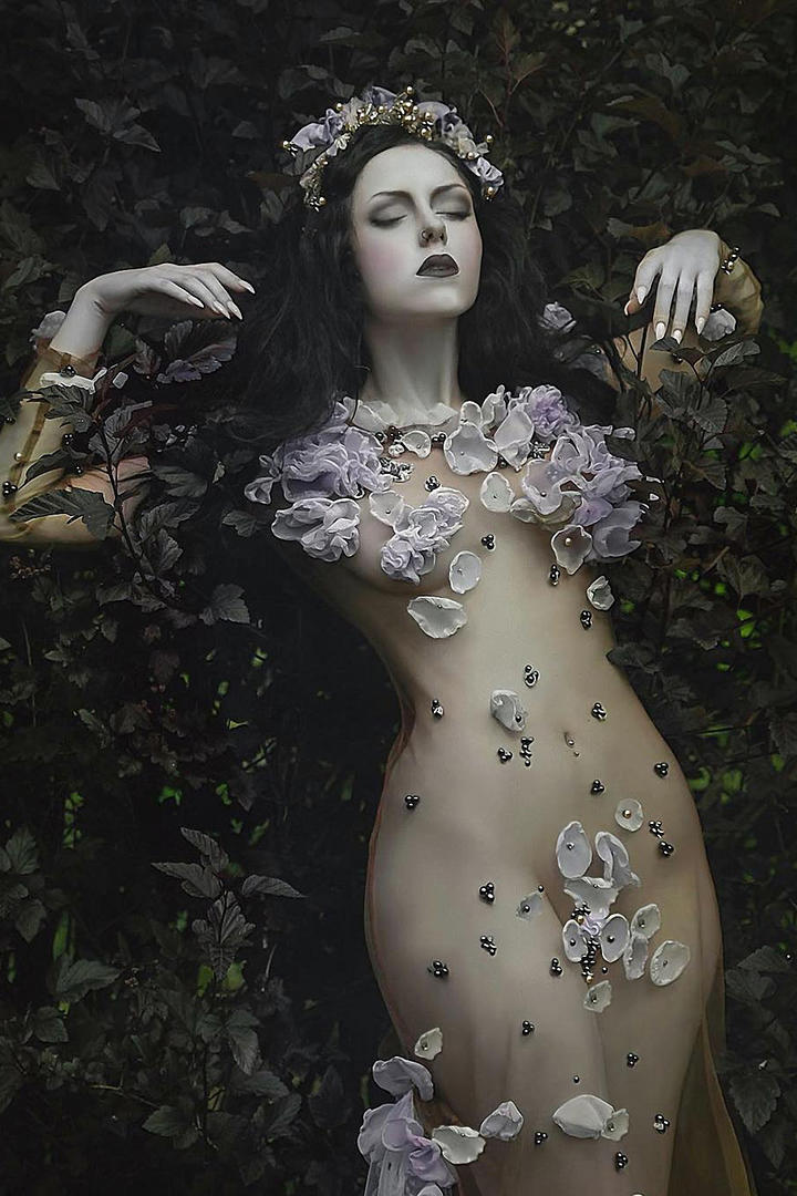 躺在花瓣上的高清欧美人像艺术图片