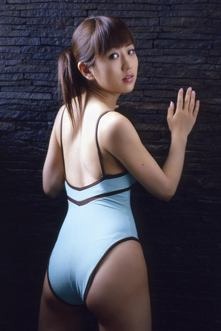趴在墙上的日本模特中村知世泳装美女图片