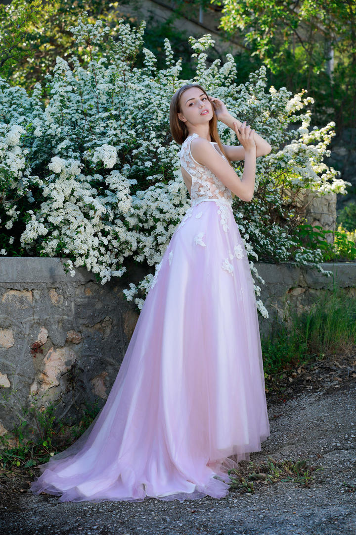 穿着长裙的欧美气质清纯女生写真图片