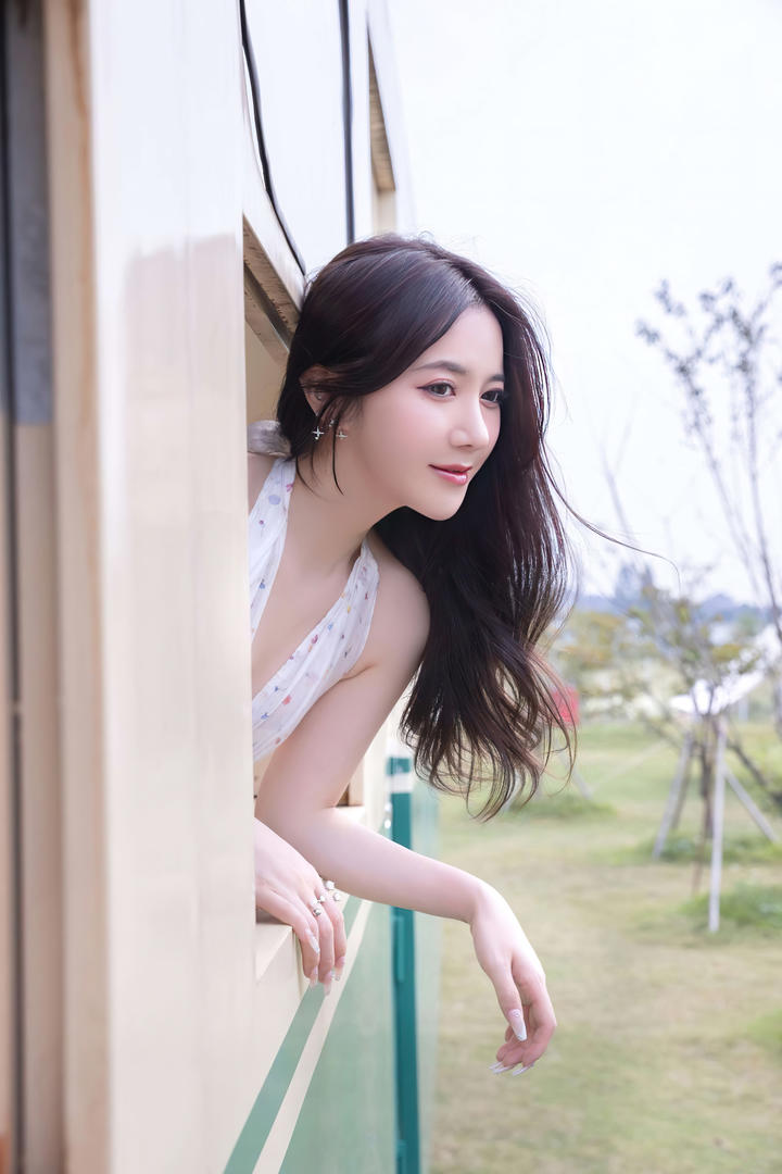 中国高颜值美女模特鱼子酱户外摄影写真图片大全