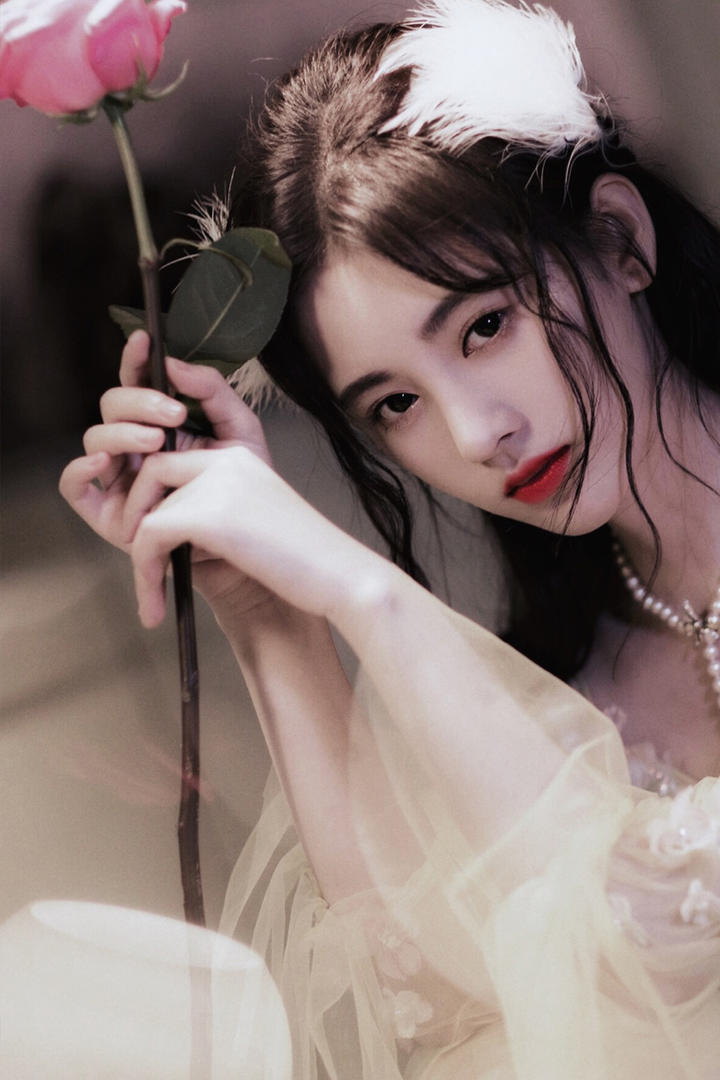 拿着花朵的气质美女鞠婧炜写真