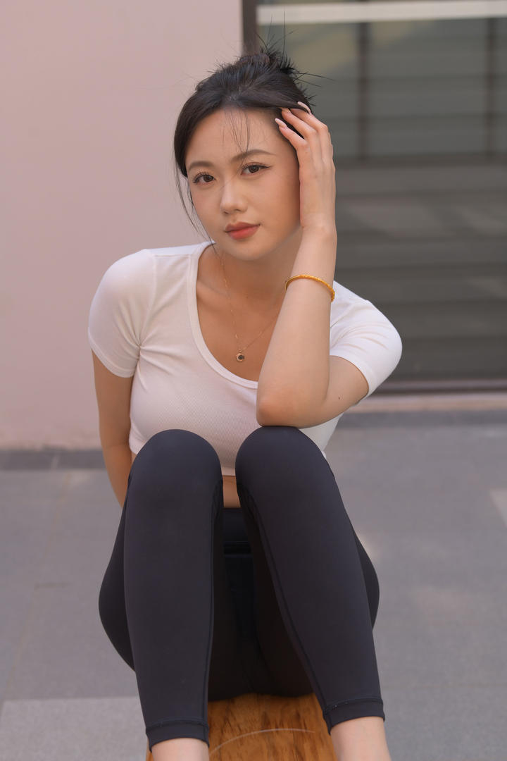 清纯瑜伽裤美女街拍