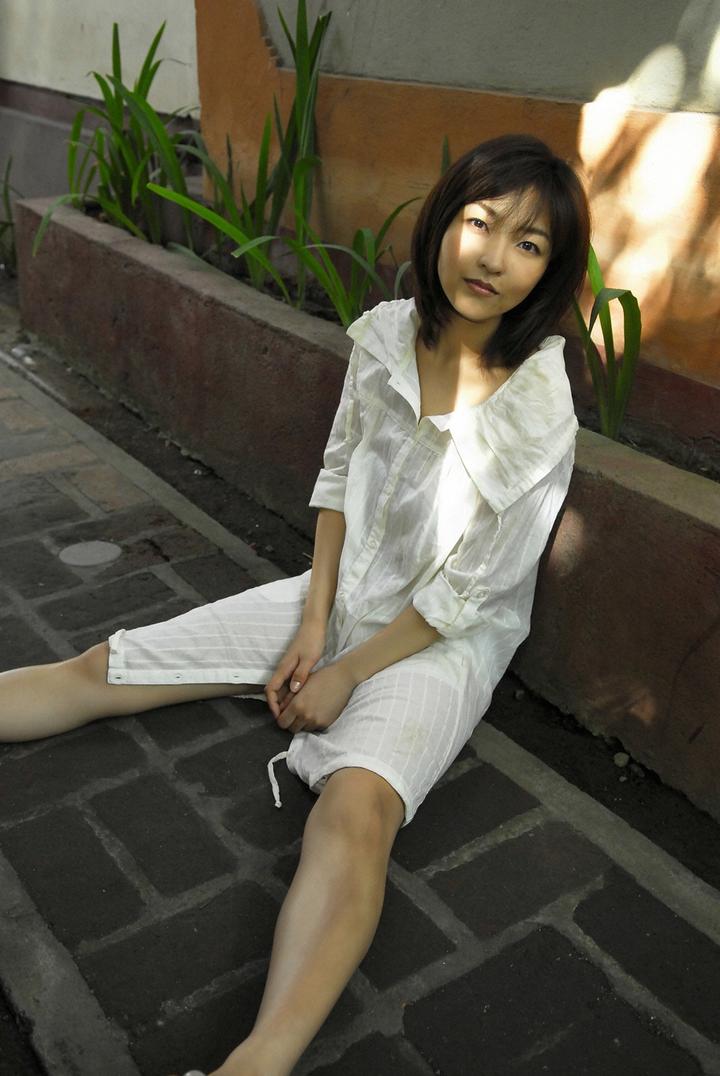 坐在地上的日本短发美女街拍图片