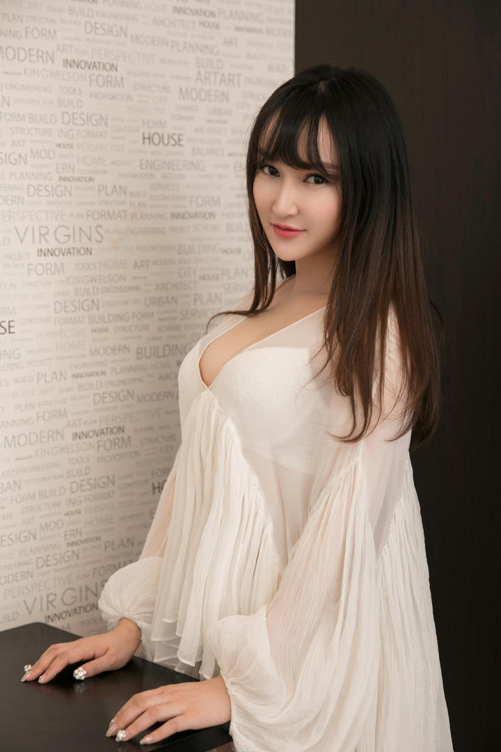 桌子边的性感长裙大胸美女图片