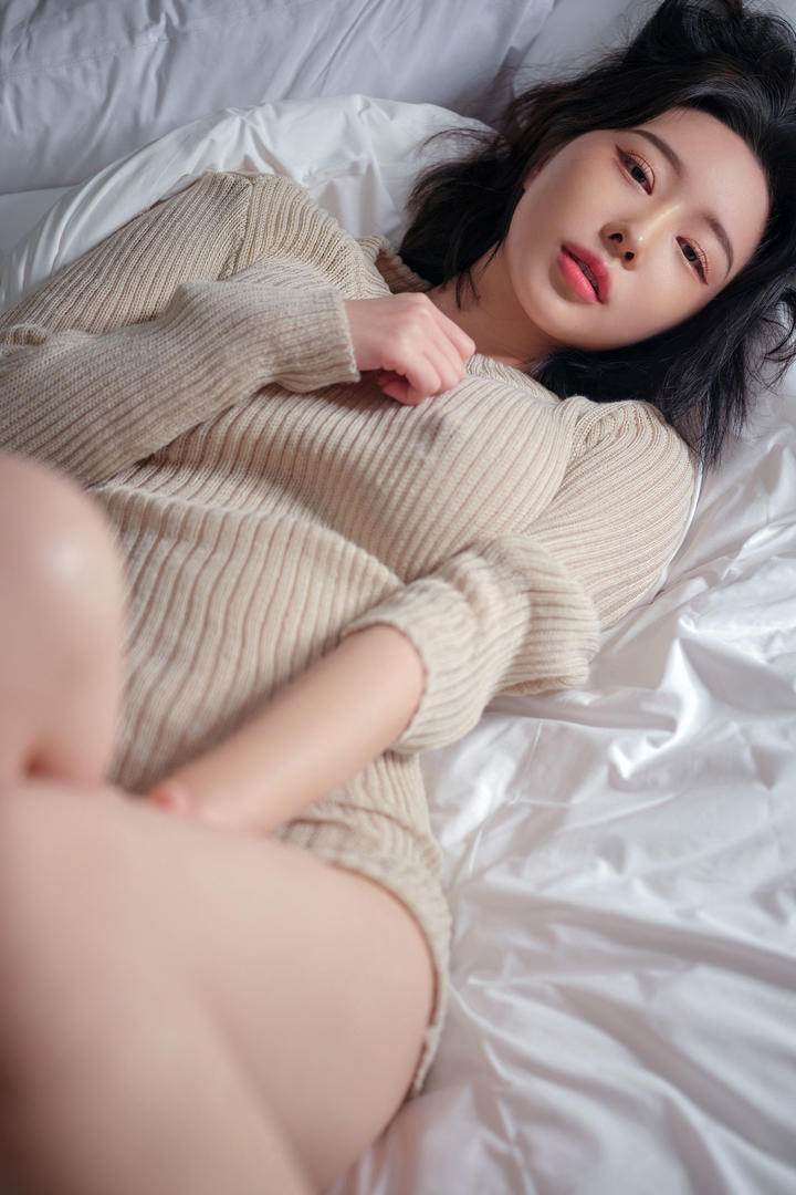 躺在床上的韩国短发美女销魂美女图库