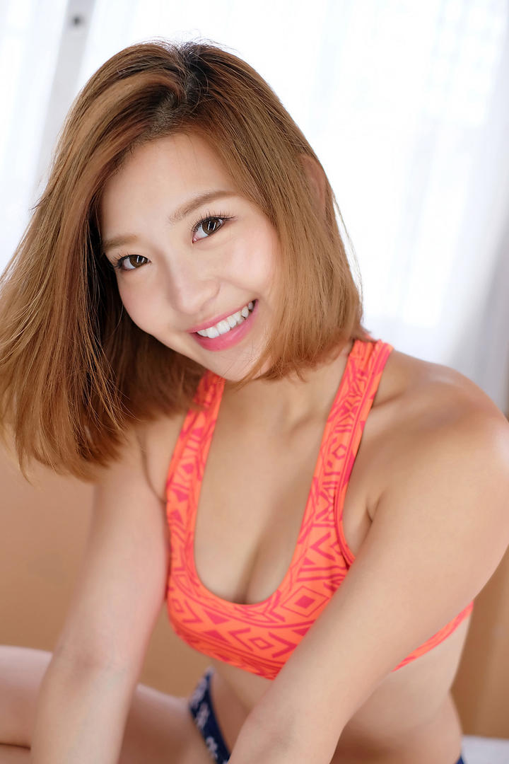 短发日本美女性感写真图片