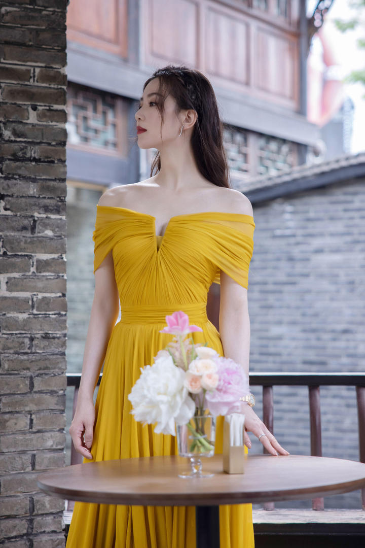 穿黄色露肩裙的气质美女明星刘诗诗国内女明星专辑图片