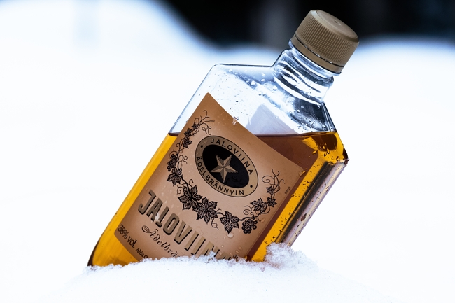 白色雪地一瓶烈酒图片