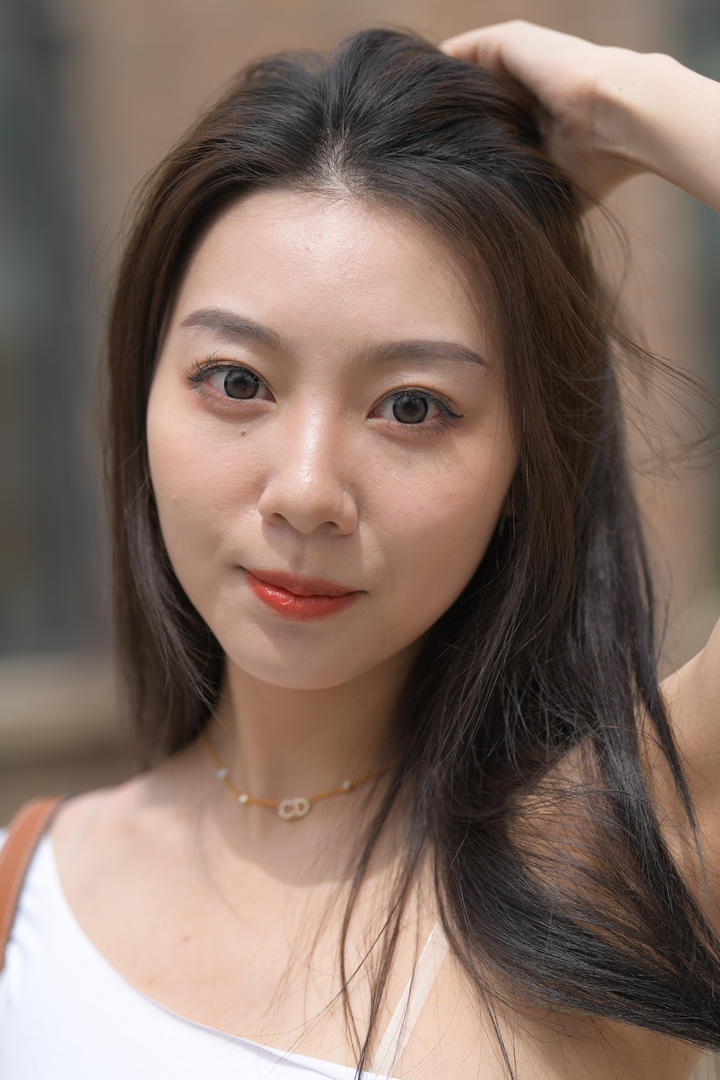 撩起头发的大眼睛美女模特3A街拍图片